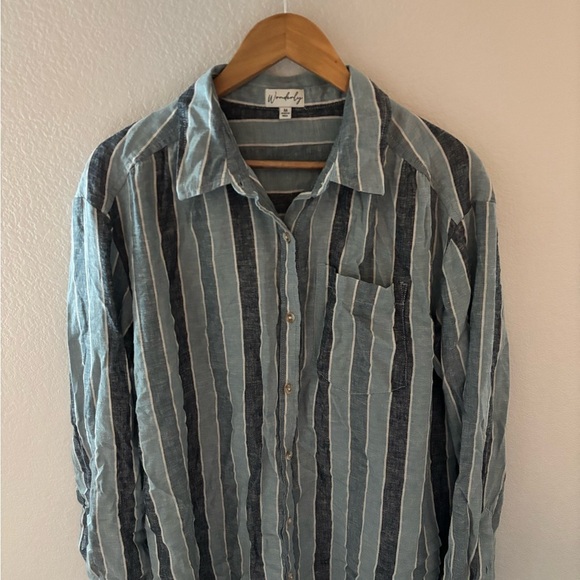 Beachy Blue & White Striped Button-Up Shirt in size medium Linen Blend - Picture 1 of 7